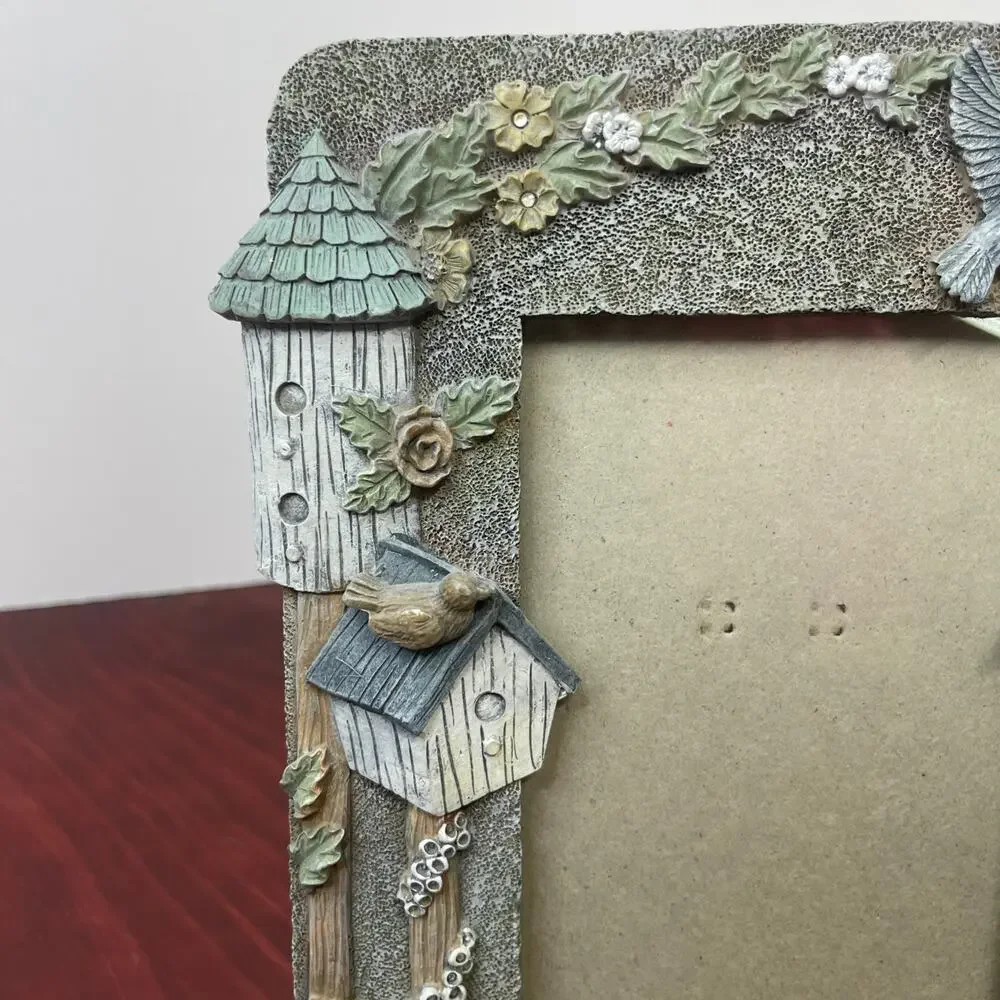 BIRDHOUSE THEMED RESIN HANDPAINTED 3D TABLE TOP PICTURE FRAME